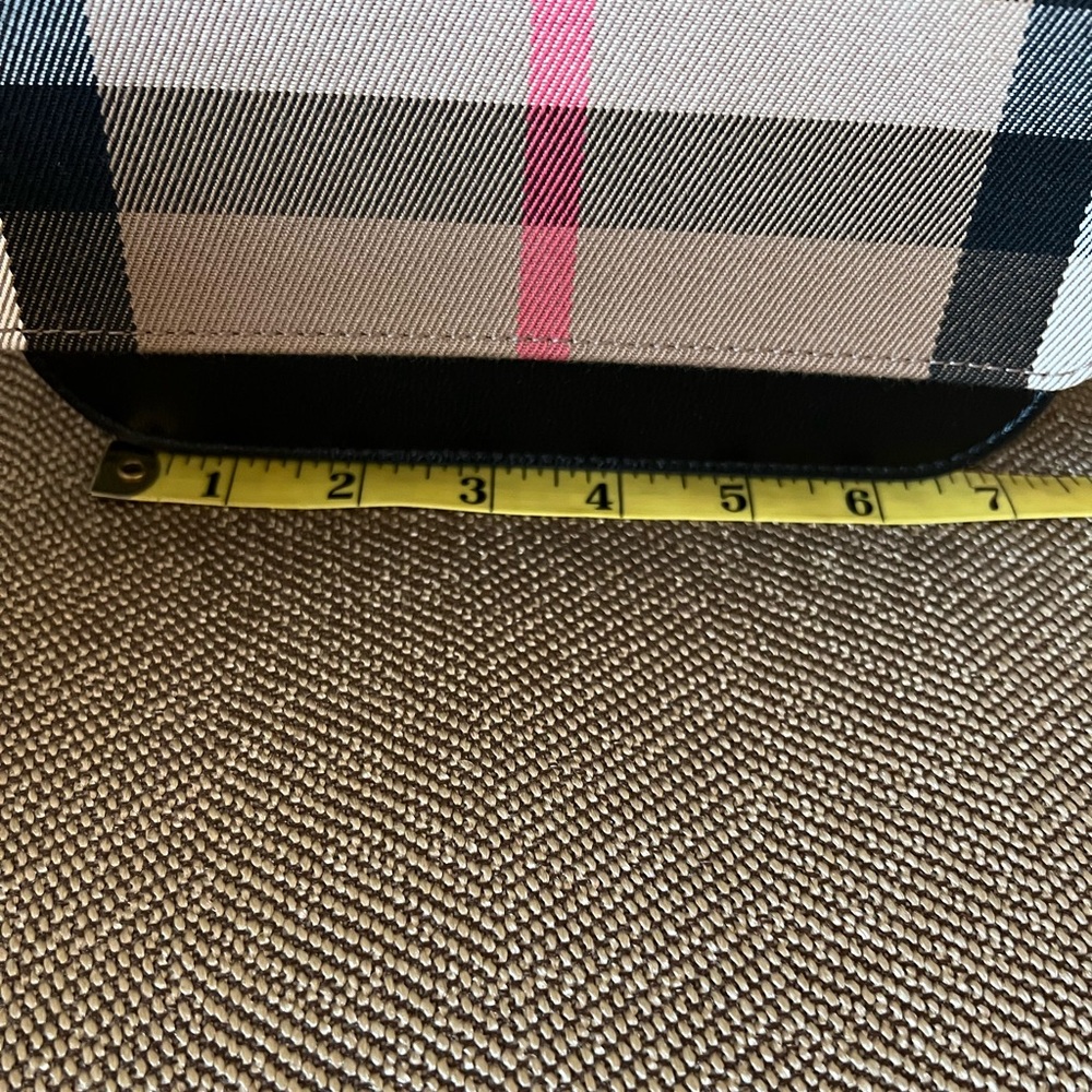 Burberry purse - Picture 7 of 16